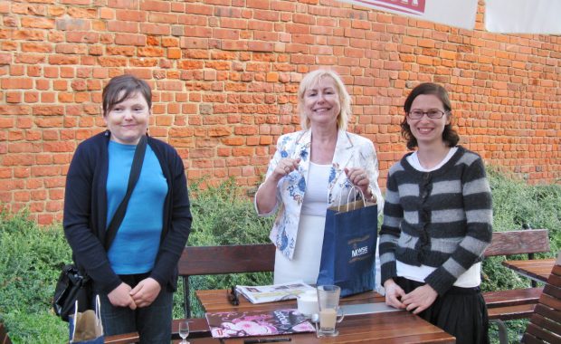 od lewej stoją Gertruda Gałek, Barbara Sochal z Biura Rzecznika Praw Dziecka oraz Joanna Zaklikiewicz, prezes koła "Paidagogos"