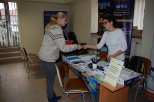 Dr Renata Śliwa wraz z uczestniczką 'Giełdy Edukacyjnej" przy stoisku MWSE