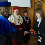 Dziekan dr Renata Smoleń wręcza nagrodę wyróżnionej absolwentce