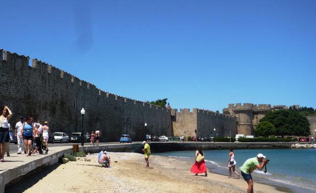 Stare mury obronne i część plaży