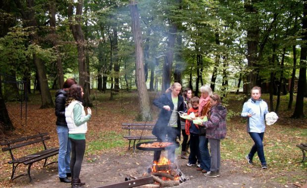 Studenci stoją przy ognisku