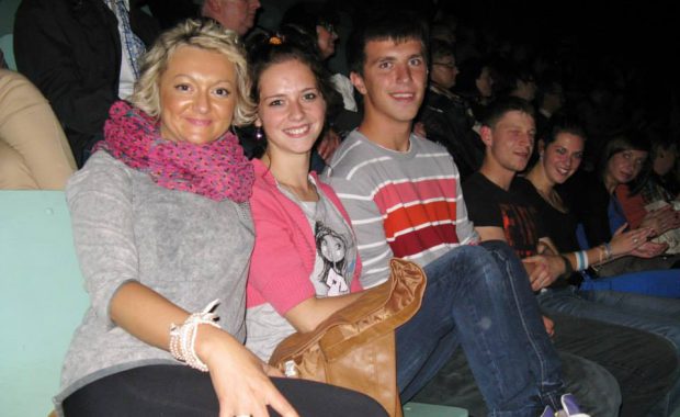 Grupa studentów siedzących na widowni podczas koncertu