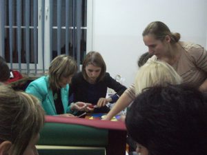 Dziekan dr Renata Smoleń podczas pracy ze studentkami