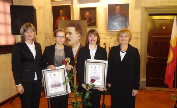 Nagrodzone studentki Ewa Tutaj i Paulina Baranowska wraz z Dziekan Wydziału Nauk Społecznych dr Renatą Smoleń oraz Dziekan Wydziału Zarządzania i Turystyki dr Jolantą Staniendą