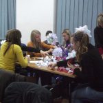 Grupa studentek wykonuje ozdoby świątecznej kusudamy wykonywanej metodą orgiami