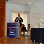 mgr Tomasz Szybalski z Open Finance stoi przy mównicy prowadząc prezentację o sposobach oszczędzania