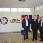 Pracownicy MWSE stoją w holu Trakia University, od lewej: mgr Wojciech Kozioł, mgr Witold Zych, prof. Leszek Kozioł