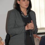 Dr Anna Wojtowicz z mikrofonem