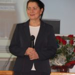 Kanclerz mgr Zofia Kozioł z mikrofonem