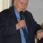 Prof. dr hab. Leszek Kałkowski z mikrofonem