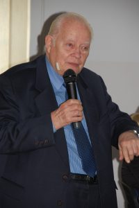 Prof. dr hab. Leszek Kałkowski z mikrofonem