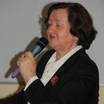 Prof. Elżbieta Skrzypek z mikrofonem w dłoni