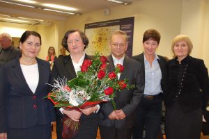 Zdjęcie grupowe. Od lewej stoją: kanclerz mgr Zofia Kozioł, prof. Elżbieta Skrzypek, prof. Leszek Kozioł, wicelanclerz mgr Renata Mielak, dziekan dr Jolanta Stanienda