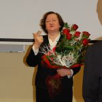 Prof. Elżbieta Skrzypek z bukietem róż