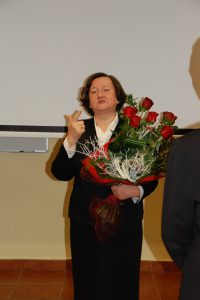 Prof. Elżbieta Skrzypek z bukietem róż