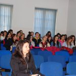 Sala wykładowa, studenci siedzą z tyłu sali, w pierwszym rzędzie dr Rumyana Angelowa z Bułgarii
