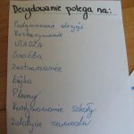 Kartka papieru na której wypisano na czym polega decydowanie