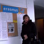 Dr Renata Smoleń przed tablicą z ogłoszeniami Erasmusa