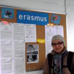 Dr Renata Smoleń przed tablicą z ogłoszeniami Erasmusa