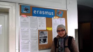 Dr Renata Smoleń przed tablicą z ogłoszeniami Erasmusa