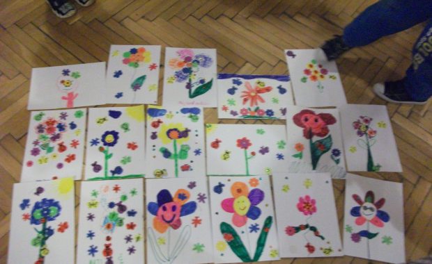 Rysunki wykonane przez dzieci - przedstawiają kolorowe kwiaty