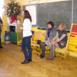 Studentka stoi przy tablicy, obok siedzą wychowawczyni klasy i asystentka Marta Falińska