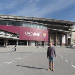 Student przed stadionem FC Barcelona