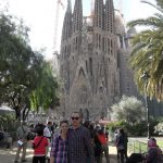 Studenci przed Bazyliką Sagrada Familia w Barcelonie