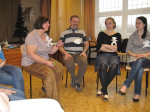 Prowadzący warsztaty mgr Teresa Starzec oraz mgr Leszek Hajduga siedzą na krzesłach w sali ćwiczeń, obok studentki z koła naukowego