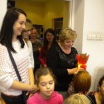 Kwestura - na zdjęciu dzieci, ich opiekunowie i kwestor mgr Maria Muskała