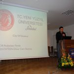 Student z Turcji prezentujący uczelnię macierzystą
