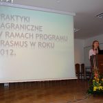 Studentka przedstawia prezentację o praktykach w ramach programu Erasmus