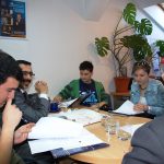 Studenci z Turcji i Chorwacji wraz z prof. L. Koziołem przy stole w Katedrze Zarządzania