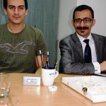 Dwóch studentów z Turcji przy biurku