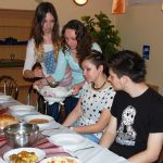 Studentki serwują zupę pomidorową kolegom z Chorwacji