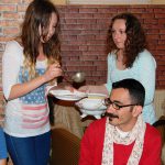 Studentki serwują zupę pomidorową koledze z Turcji