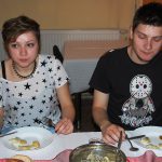 Dwoje studentów z Chorwacji w trakcie posiłku