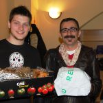 Student z Chorwacji i doktorant z Turcji z polskimi potrawami, które otrzymali "na wynos"