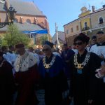 Procesja Bożego Ciała od lewej idą ubrani w togi Kanclerz mgr Zofia Kozioł, Rektor prof. Michał Woźniak, Dziekan dr Jolanta Stanienda, Wicekanclerz mgr Renata Mielak