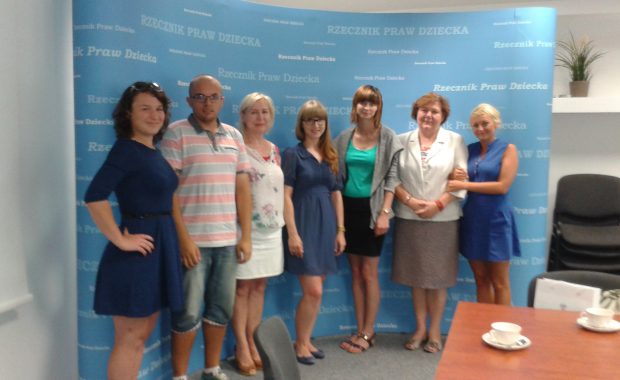 Studenci z koła "Paidagogos" wraz z pracownikami Biura Rzecznika Praw Dziecka