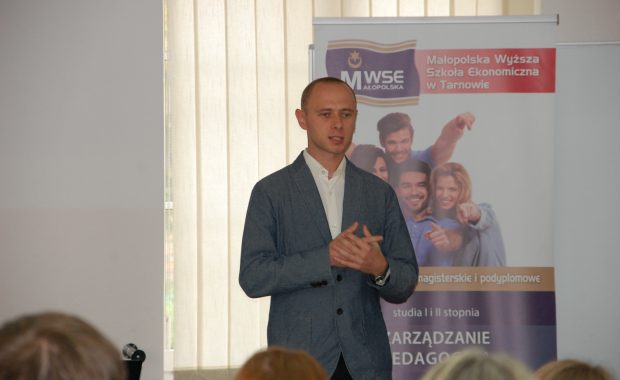 Pan mgr Maciej Markowicz podczas wystąpienia