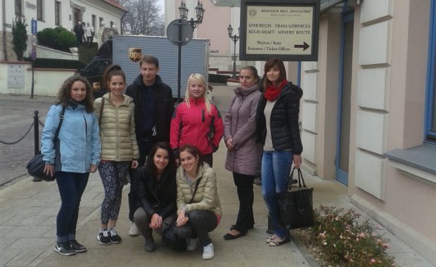 Studentki pozują przed wejściem do kopalni