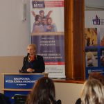 Pani mgr Dorota Bogusz - Dyrektor Tarnowskiego Ośrodka Interwencji Kryzysowej i Wsparcia Ofiar Przemocy - podczas wystąpienia