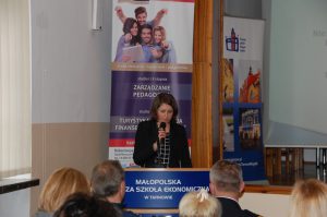 Pani mgr Magdalena Stus - Pedagog w Miejskim Ośrodku Pomocy Społecznej w Tarnowie - podczas wystąpienia