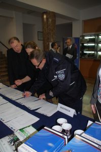 Rejestracja uczestników - od lewej - ks. dr hab. prof. MWSE Jacek Siewiora, Pani mgr Marta Kutowska-Janiczek, Pan asp. sztab. Jerzy Kuczkowski