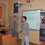 Student z Turcji podczas prezentacji