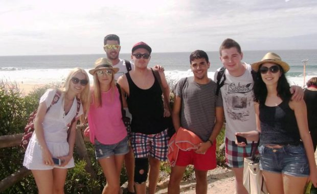 Grupa studentów stoi na plaży