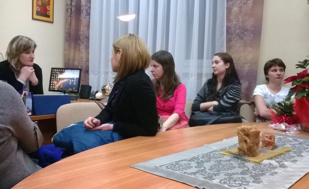 Studenci w gabinecie dyrektora poradni
