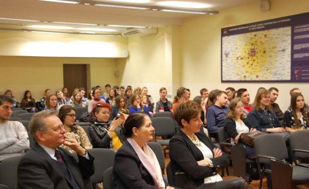 Słuchacze na sali wykładowej, w pierwszym rzęcie od lewej siedzą prof. L. Kozioł, kanclerz mgr Z. Kozioł i wicekanclerz mgr R. Mielak