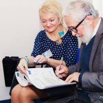 Asystent Marta Falińska i kierownik KNoW prof. Jan Paśko w trakcie podpisywania certyfikatów dla uczestników sympozjum